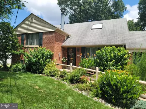 6910 Gilbert St, Springfield, VA 22150 photo 4