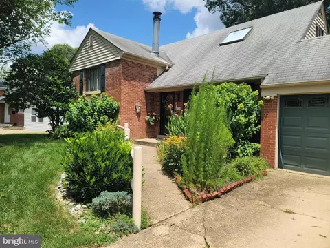 6910 Gilbert St, Springfield, VA 22150 photo 2