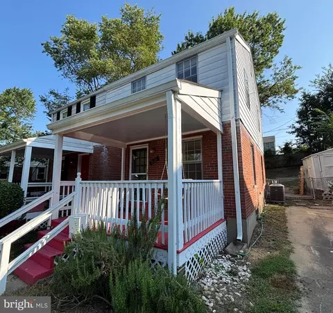 2626 Farmington Dr, Alexandria, VA 22303
