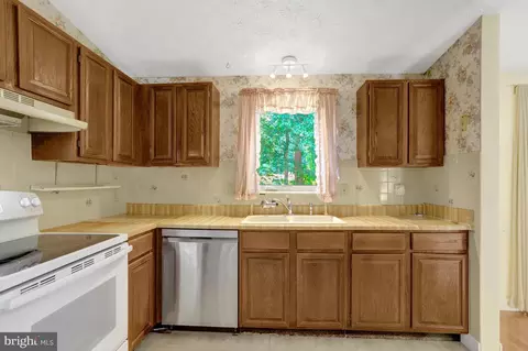 Kitchen - 7615 Springfield Hills Dr, Springfield, VA 22153 photo 3 of 4