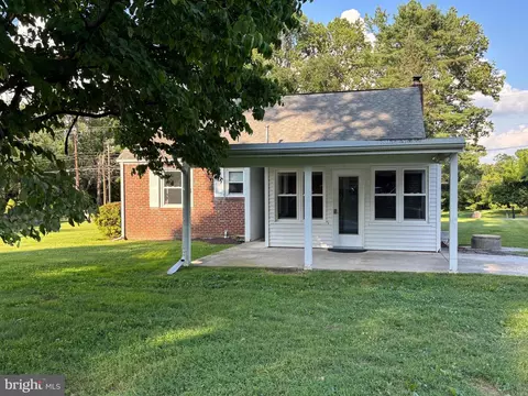 Exterior - 650 Walker Rd, Great Falls, VA 22066 photo 5 of 12