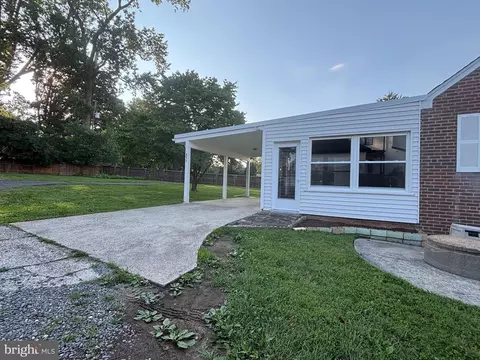 Exterior - 650 Walker Rd, Great Falls, VA 22066 photo 9 of 12