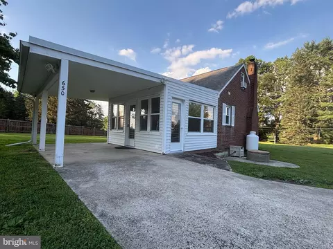 Exterior - 650 Walker Rd, Great Falls, VA 22066 photo 8 of 12