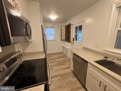 Kitchen - 650 Walker Rd, Great Falls, VA 22066 photo 2 of 4