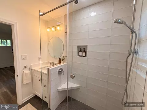Bath - 650 Walker Rd, Great Falls, VA 22066 photo 2 of 4