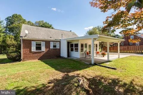 Exterior - 650 Walker Rd, Great Falls, VA 22066 photo 4 of 12