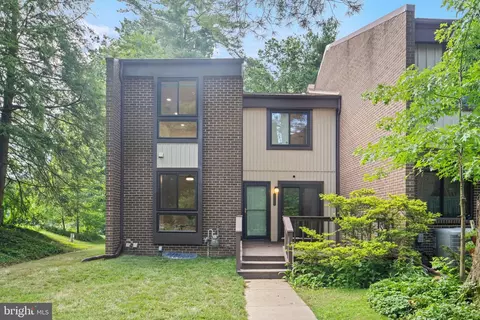 11858 S Lakes Ct, Reston, VA 20191