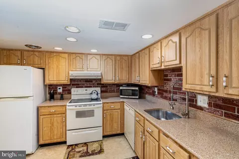 Kitchen - 9177 Broken Oak Pl, Burke, VA 22015 photo 1 of 2