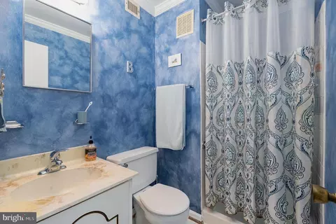 Bath - 9177 Broken Oak Pl, Burke, VA 22015 photo 1 of 2