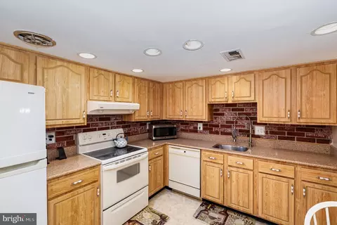 Kitchen - 9177 Broken Oak Pl, Burke, VA 22015 photo 2 of 2