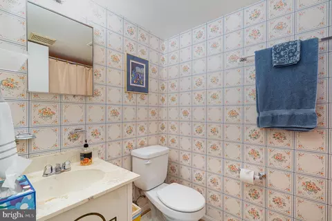 Bath - 9177 Broken Oak Pl, Burke, VA 22015 photo 2 of 2