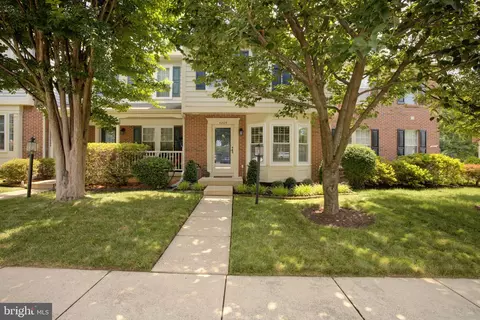 5209 Dunstable Ln, Alexandria, VA 22315