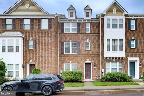2046 Blunt Ln, Alexandria, VA 22303