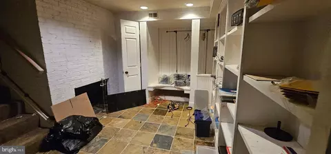 Entry Way - 1650 Kirby Rd, Mclean, VA 22101 photo 3 of 7