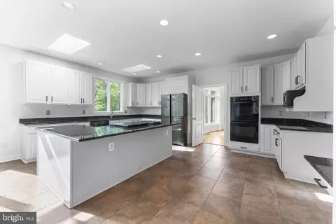 Kitchen - 12016 Creekbend Dr, Reston, VA 20194 photo 6 of 8