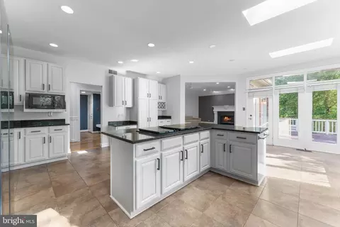 Kitchen - 12016 Creekbend Dr, Reston, VA 20194 photo 5 of 8