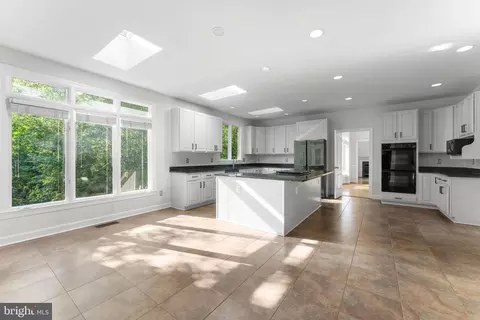 Kitchen - 12016 Creekbend Dr, Reston, VA 20194 photo 7 of 8