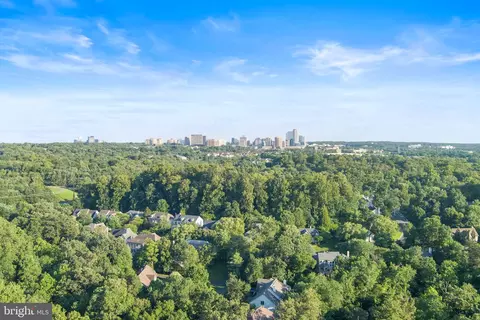 View/Area - 12016 Creekbend Dr, Reston, VA 20194 photo 8 of 10