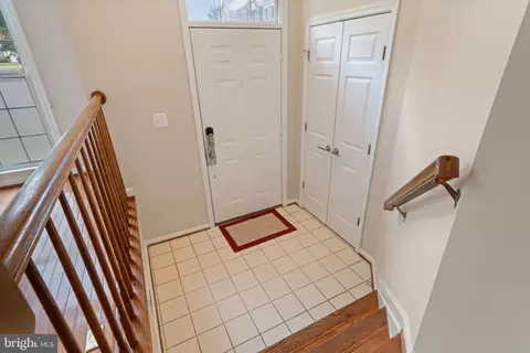 8037 Tanworth Ct, Springfield, VA 22152 photo 4