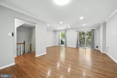 Living - 7247 Reservoir Rd, Springfield, VA 22150 photo 2 of 3