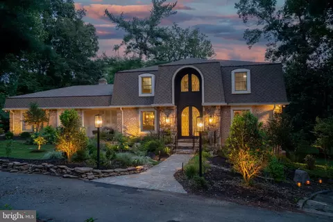 10423 Deerfoot Dr, Great Falls, VA 22066