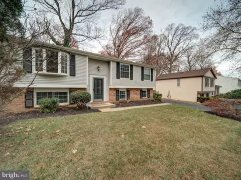 9117 Hunting Pines Pl, Fairfax, VA 22032