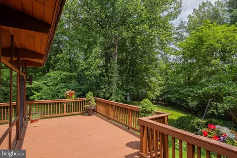 Exterior - 1017 Towlston Rd, Mclean, VA 22102 photo 5 of 10