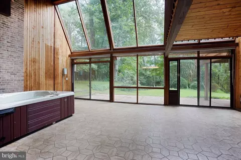 Exterior - 1017 Towlston Rd, Mclean, VA 22102 photo 4 of 10