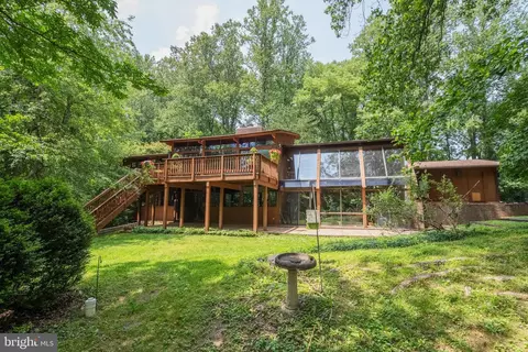 Exterior - 1017 Towlston Rd, Mclean, VA 22102 photo 8 of 10