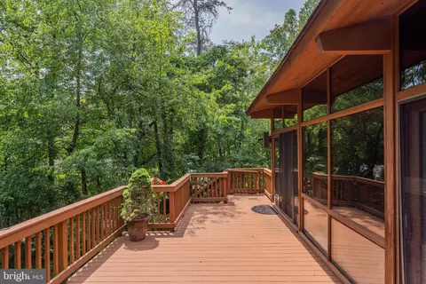 Exterior - 1017 Towlston Rd, Mclean, VA 22102 photo 6 of 10