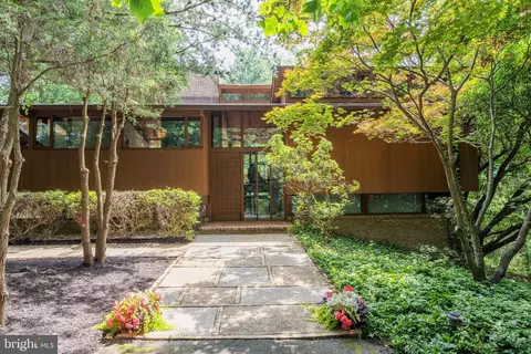 Exterior - 1017 Towlston Rd, Mclean, VA 22102 photo 2 of 10