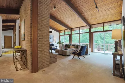 Entry Way - 1017 Towlston Rd, Mclean, VA 22102 photo 2 of 6