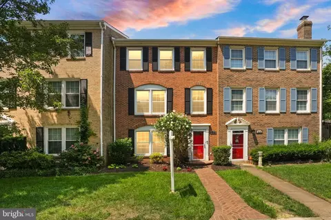 8222 Doctor Craik Ct, Alexandria, VA 22306
