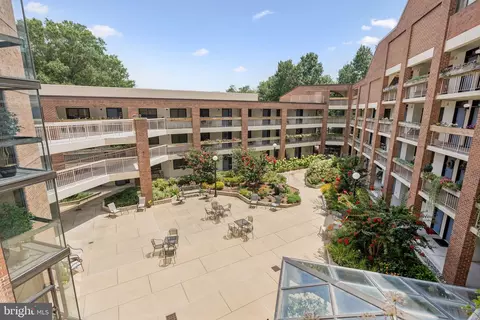 1951 Sagewood Ln #311, Reston, VA 20191