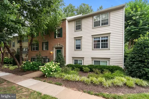 12023 Golf Ridge Ct #201, Fairfax, VA 22033