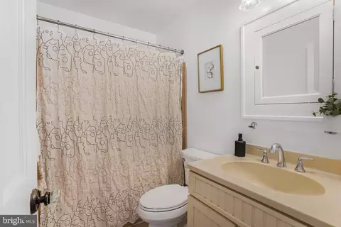 Bath - 1218 Kensington Rd, Mclean, VA 22101 photo 2 of 6