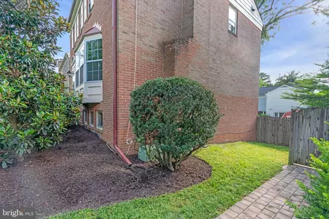 Exterior - 1218 Kensington Rd, Mclean, VA 22101 photo 15 of 16