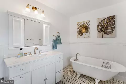 Bath - 1218 Kensington Rd, Mclean, VA 22101 photo 3 of 6