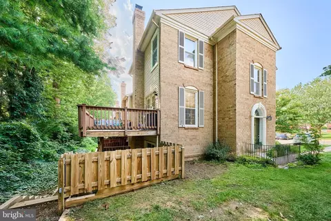 4235 Sleepy Lake Dr, Fairfax, VA 22033