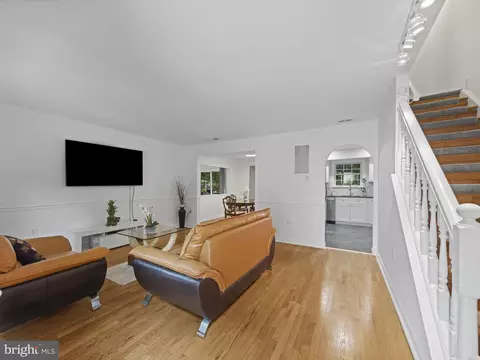 2321 Emerald Heights Ct, Reston, VA 20191 photo 4