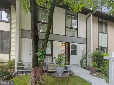 2321 Emerald Heights Ct, Reston, VA 20191 photo 2