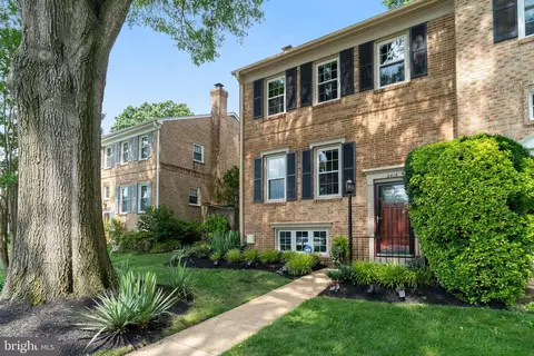 2416 Falls Place Ct, Falls Church, VA 22043