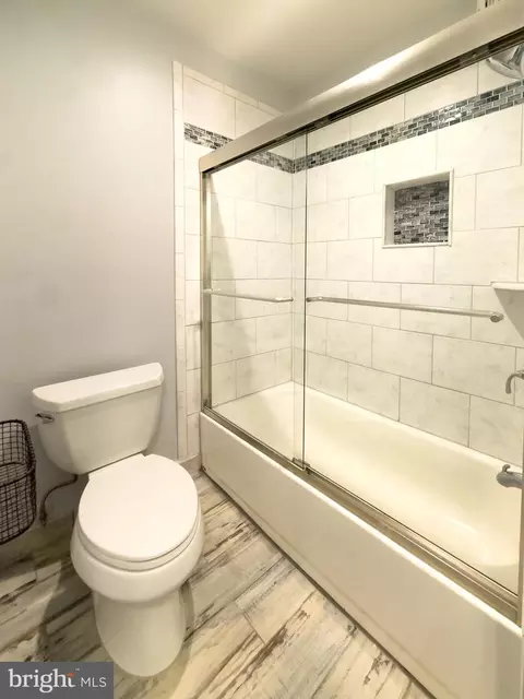 Bath - 2419 Ansdel Ct, Reston, VA 20191 photo 2 of 4
