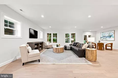 Living - 1436 Layman St, Mclean, VA 22101 photo 2 of 3