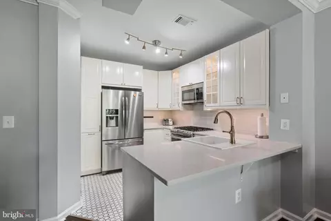 2201 Westcourt Ln #302, Herndon, VA 20170
