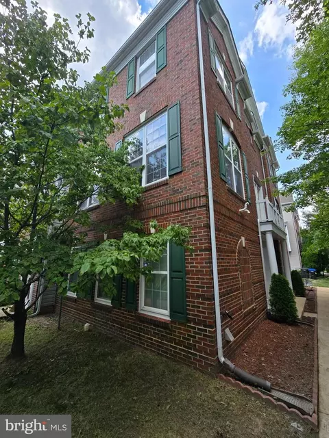 5019 Village Fountain Pl, Centreville, VA 20120