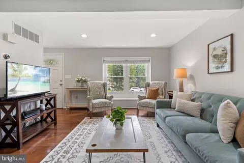 9032 Golden Leaf Ct, Springfield, VA 22153 photo 6