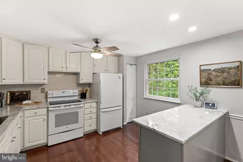 9032 Golden Leaf Ct, Springfield, VA 22153 photo 11