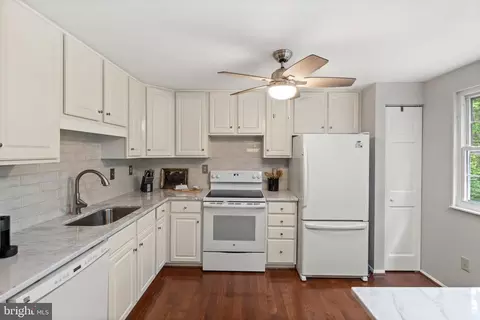 9032 Golden Leaf Ct, Springfield, VA 22153 photo 12