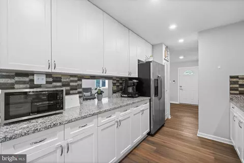 Entry Way - 12201 Nutmeg Ln, Reston, VA 20191 photo 3 of 5